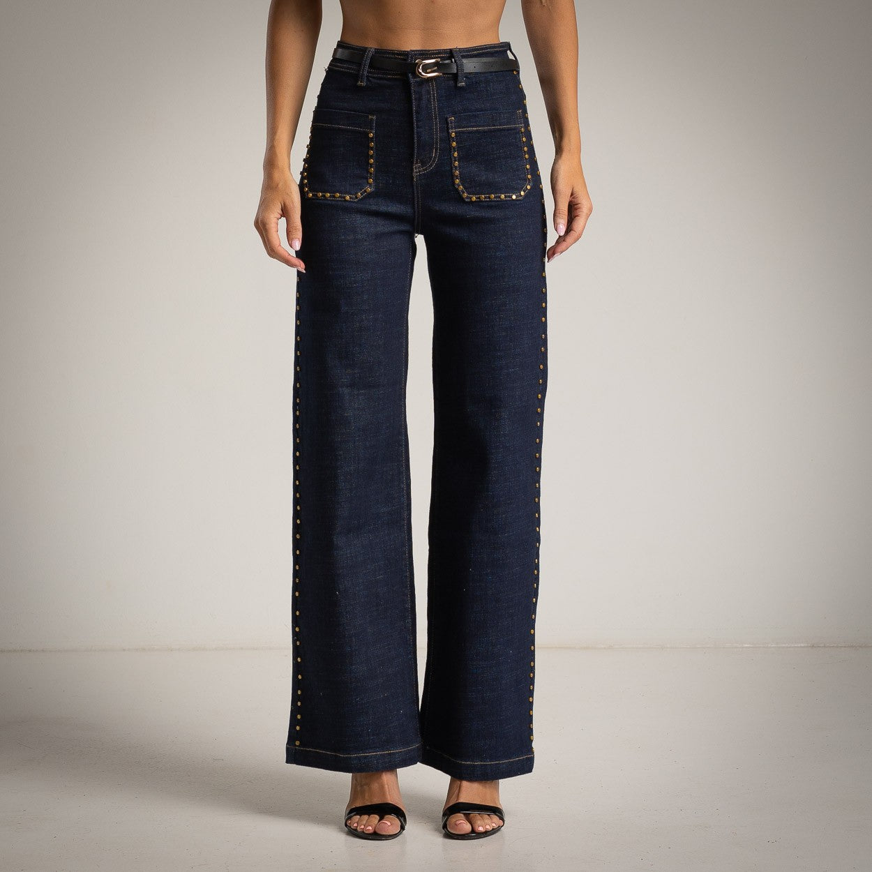 Jeans profilo con borchie