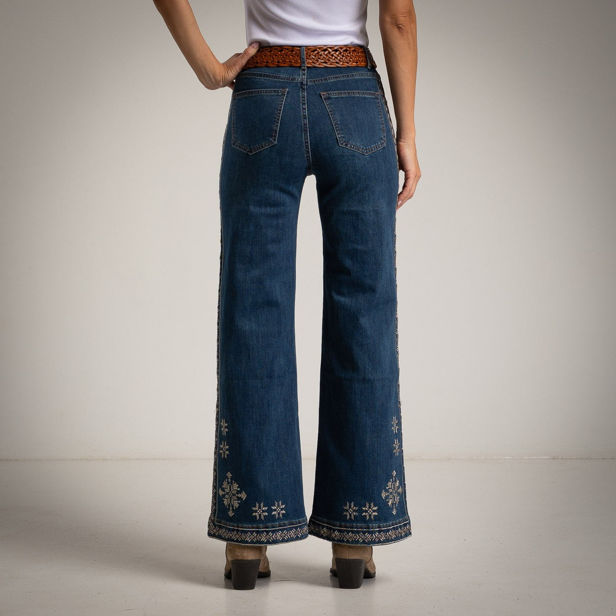 Jeans con ricamo laterale Kilamas