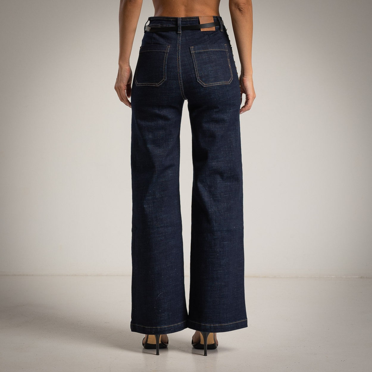 Jeans profilo con borchie