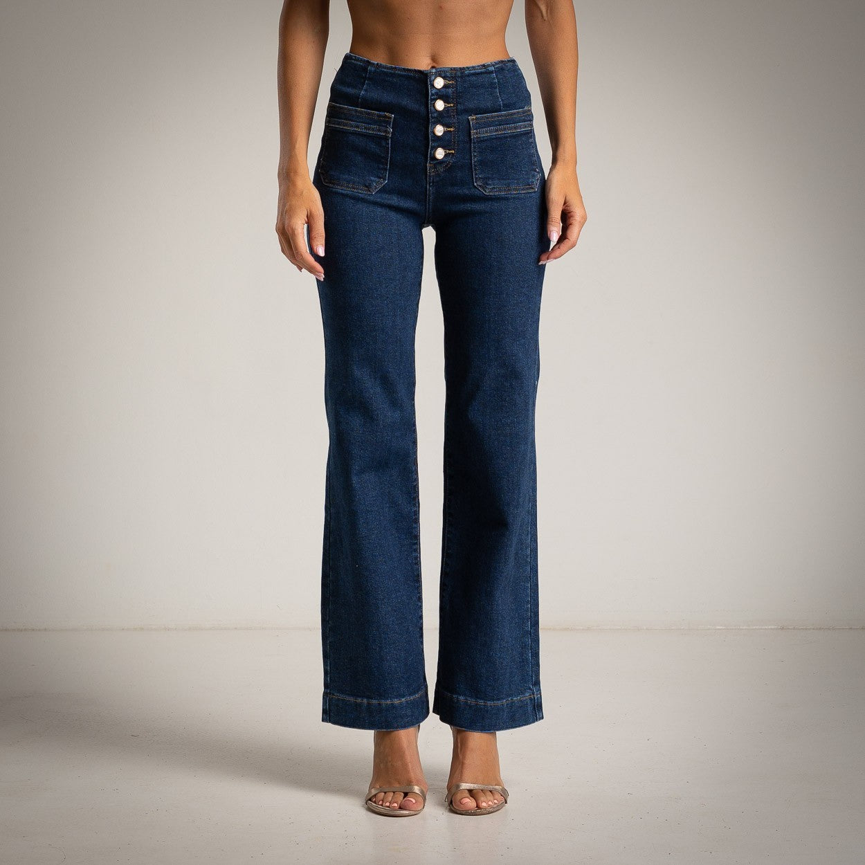 Pantaloni elastici a zampa con bottoni gioiello