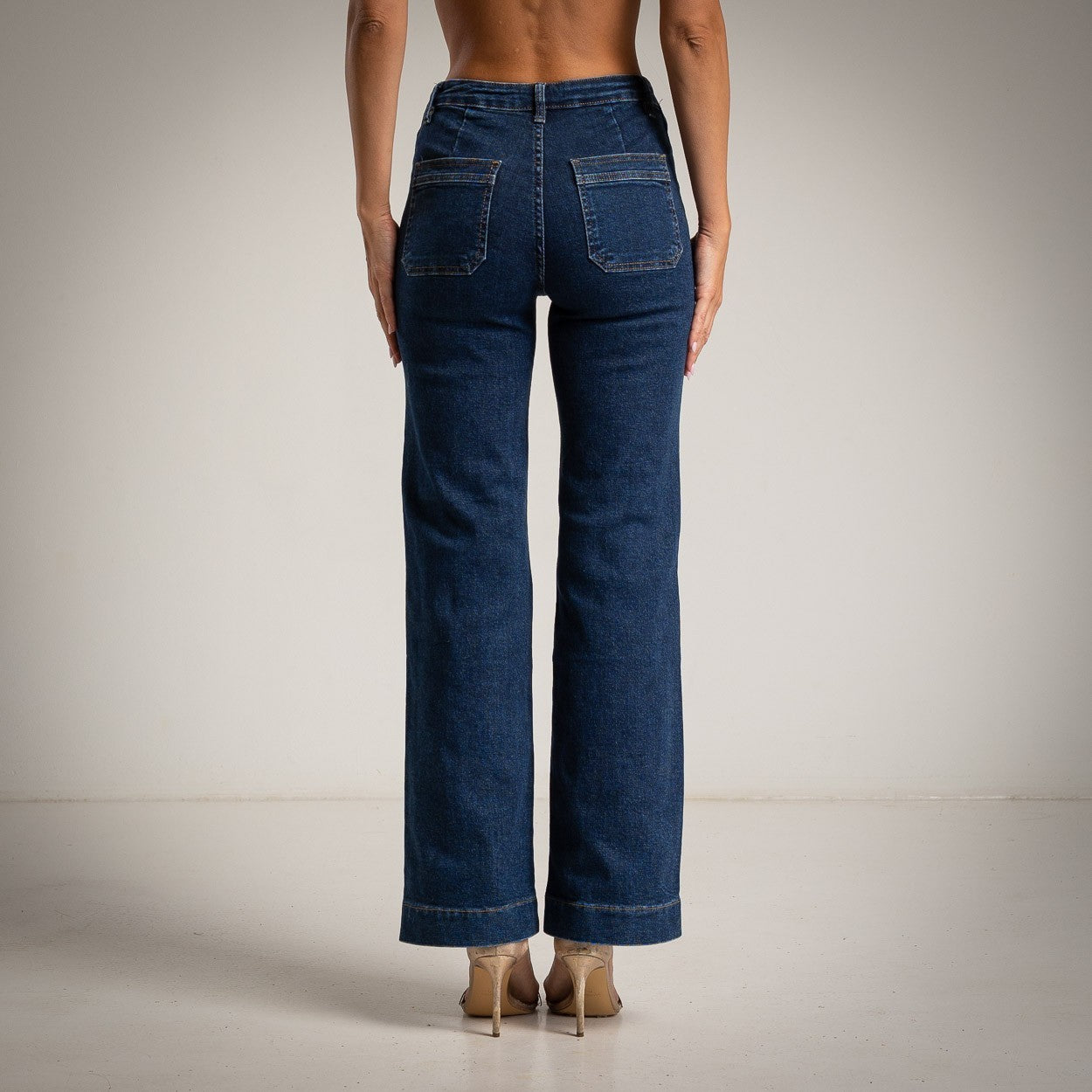 Pantaloni elastici a zampa con bottoni gioiello