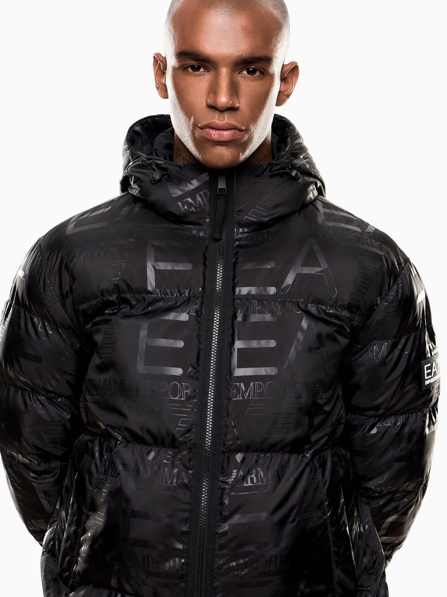 EA7 Emporio Armani Giacca Imbottita con Cappuccio Uomo Stampa Logo All-Over Nero