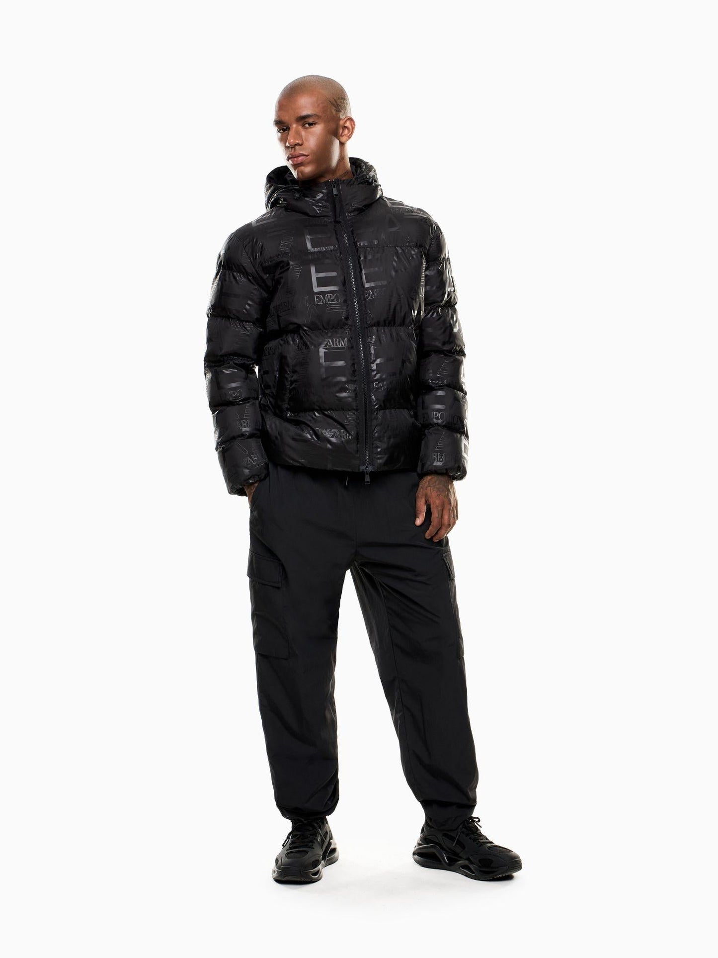 EA7 Emporio Armani Giacca Imbottita con Cappuccio Uomo Stampa Logo All-Over Nero